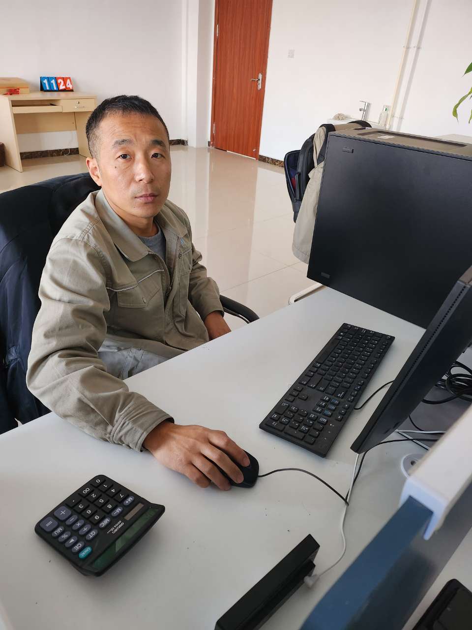 高舉潤.jpg